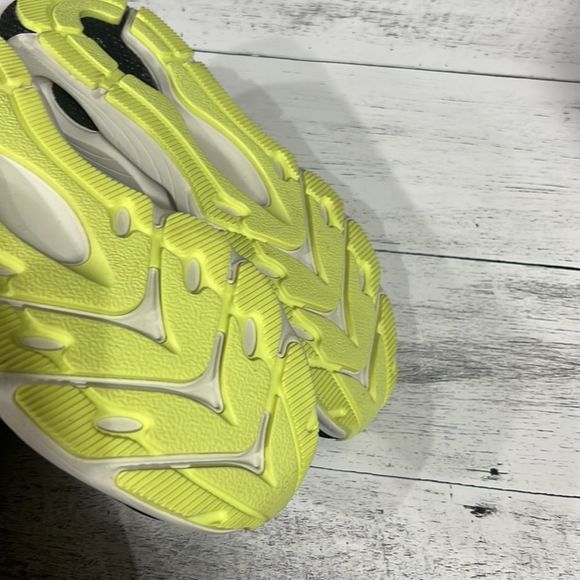 Under Armour UA HOVR Revenant Venom Size 5.5 Women - Picture 6 of 8